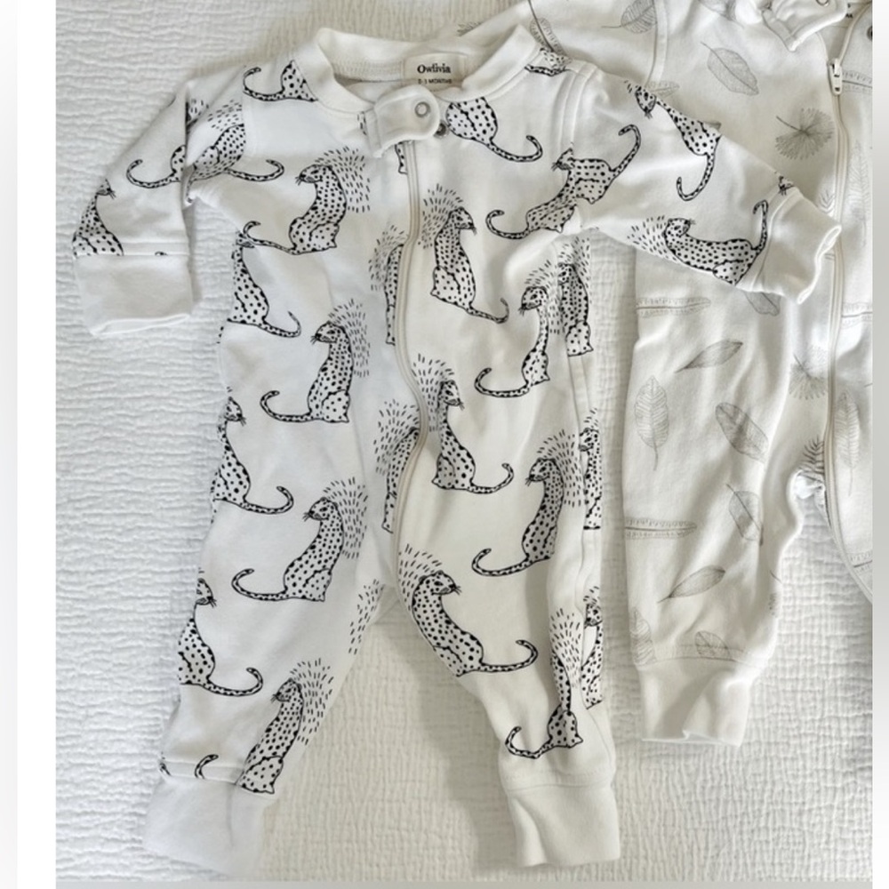 Owlivia 100% cotton onesie zip — size 0-3 months baby cheetah snow leopard